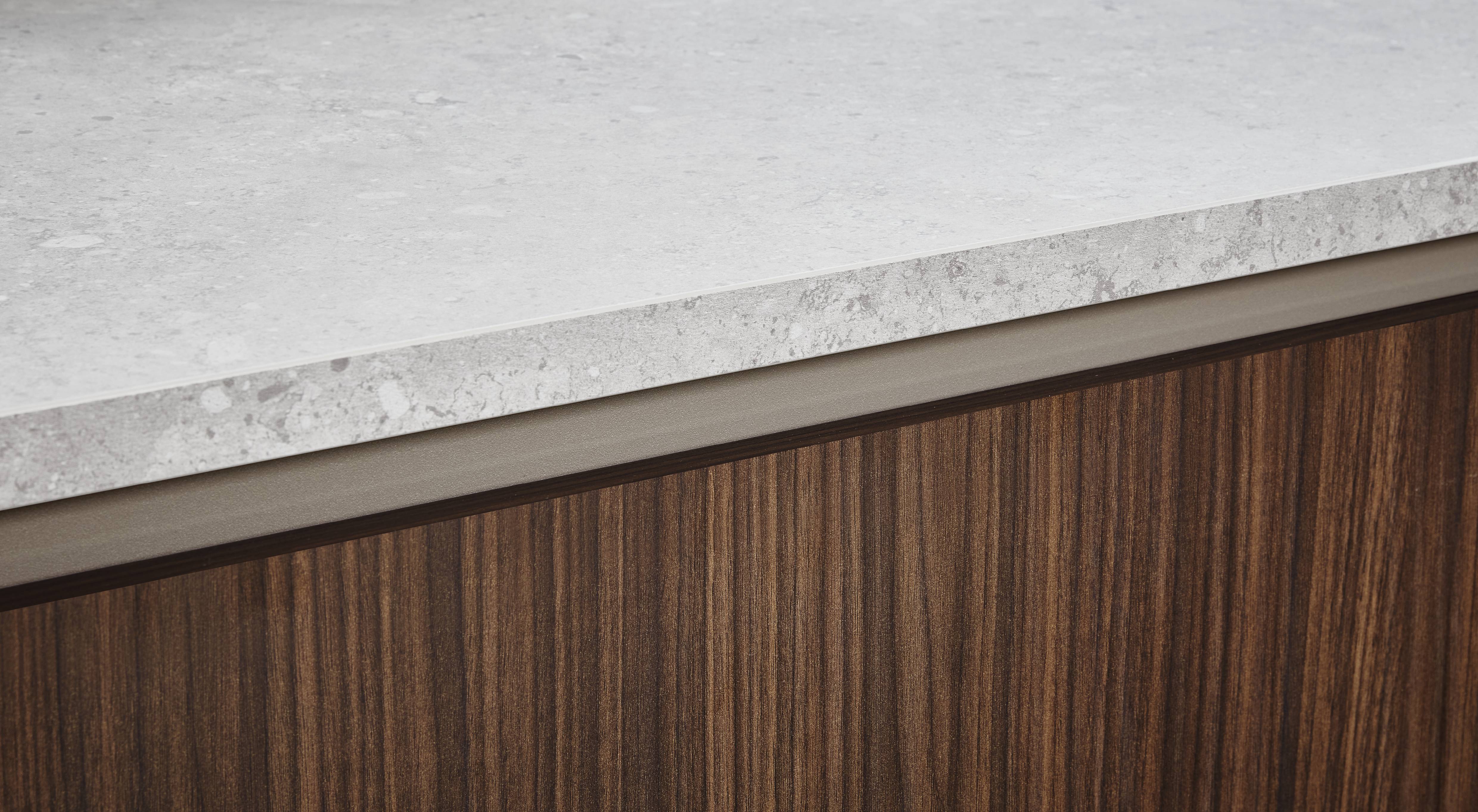 Große moderne Designküche mit Insel
